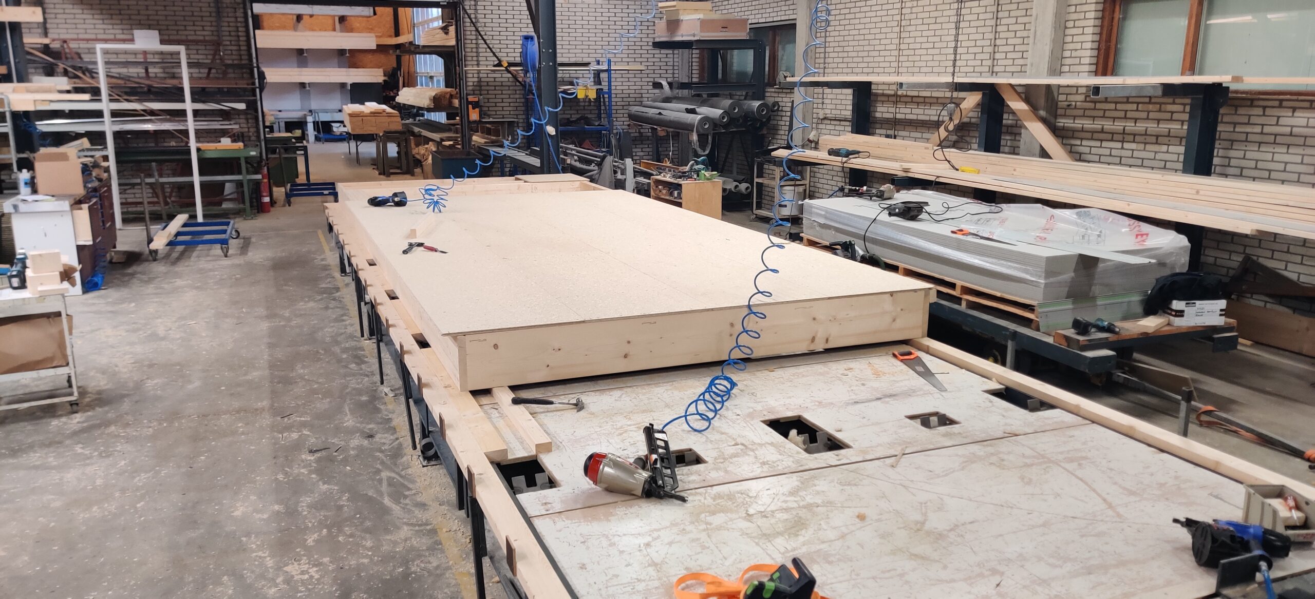 28 nov 2025 voorbereidingen in de productiehal