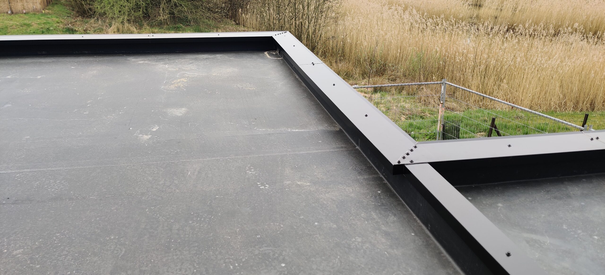 24 mar 2026 – sierlijsten gemonteerd en verstevigingen uit kozijnen verwijderd